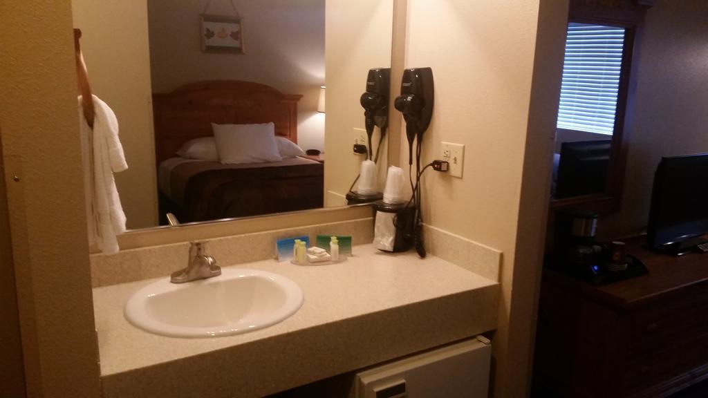 Lakeshore Inn & Suites Anchorage Room photo